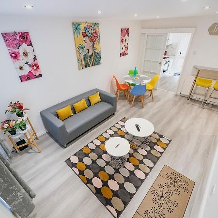 Pass The Keys - Bright & Airy 2Br 2Bath Apt In Perfect Location 벨파스트 외부 사진