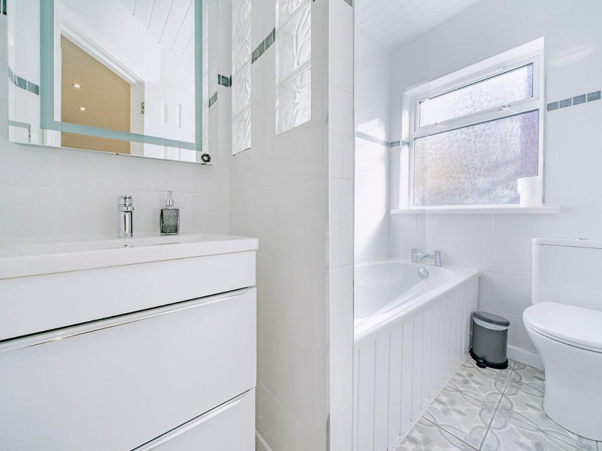 Pass The Keys - Bright & Airy 2Br 2Bath Apt In Perfect Location 벨파스트 외부 사진